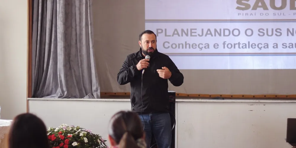 O prefeito Henrique Carneiro esteve presente