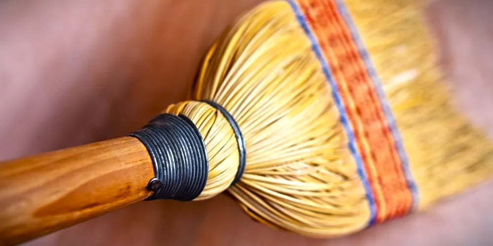 Mulher usou uma vassoura para fugir e acionar os órgãos competentes