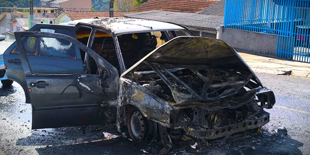 Carro Fiat/Tipo ficou destruído após o incêndio