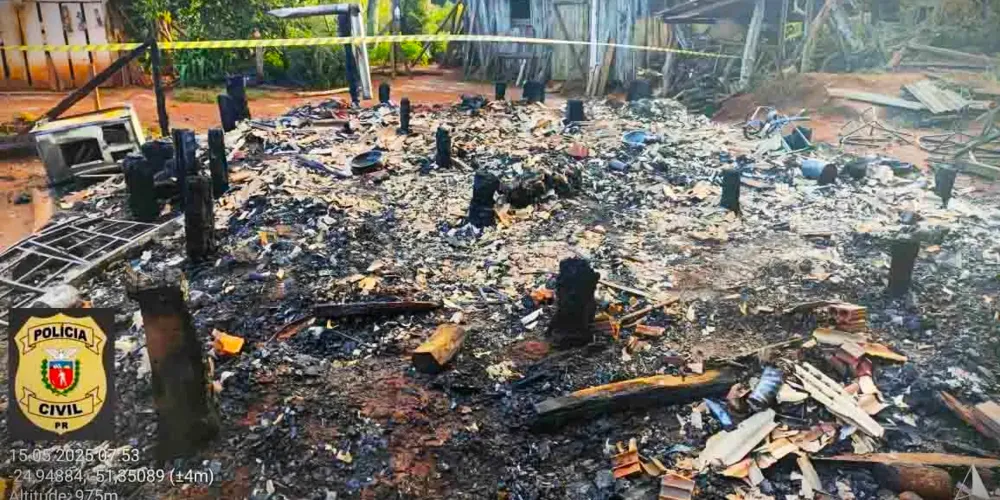 Casa foi consumida pelas chamas