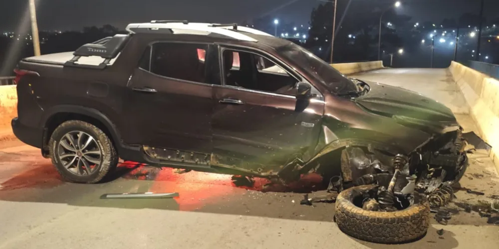 O condutor colidiu contra a 'mureta' do viaduto e recusou atendimento médico