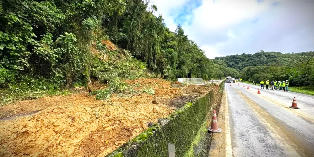 Deslizamento de terra foi registrado no km 43 da rodovia