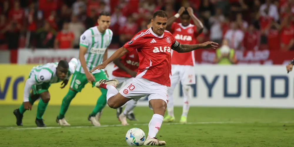 Alan Patrick marcou um hat-trick contra os colombianos o Beira-Rio