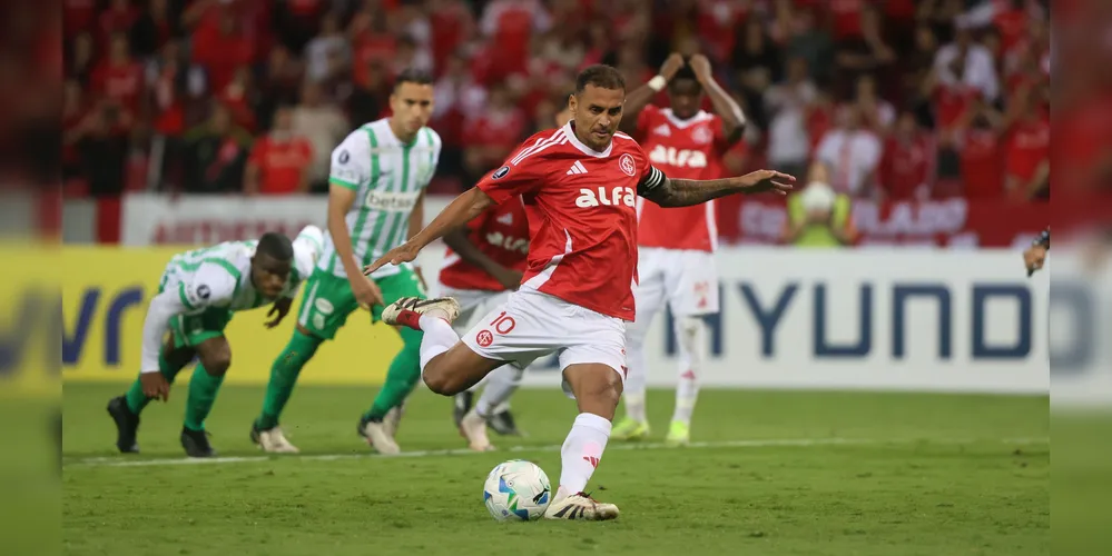 Alan Patrick marcou um hat-trick contra os colombianos o Beira-Rio