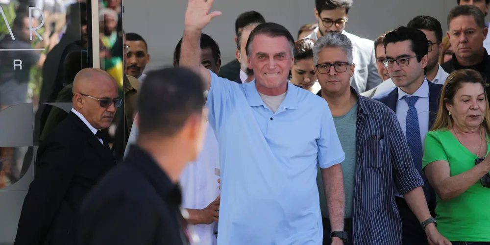 Saída foi acompanhada por apoiadores