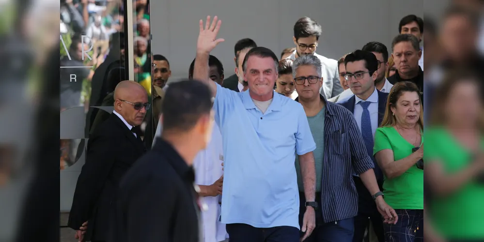 Saída foi acompanhada por apoiadores