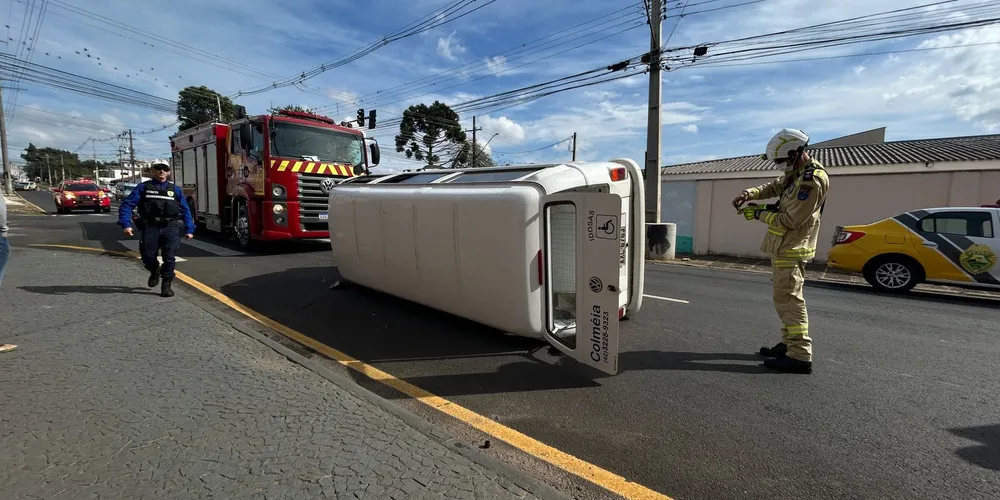 Os tripulantes precisaram de socorro dos Bombeiros