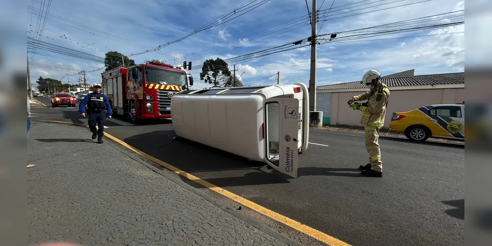 Os tripulantes precisaram de socorro dos Bombeiros