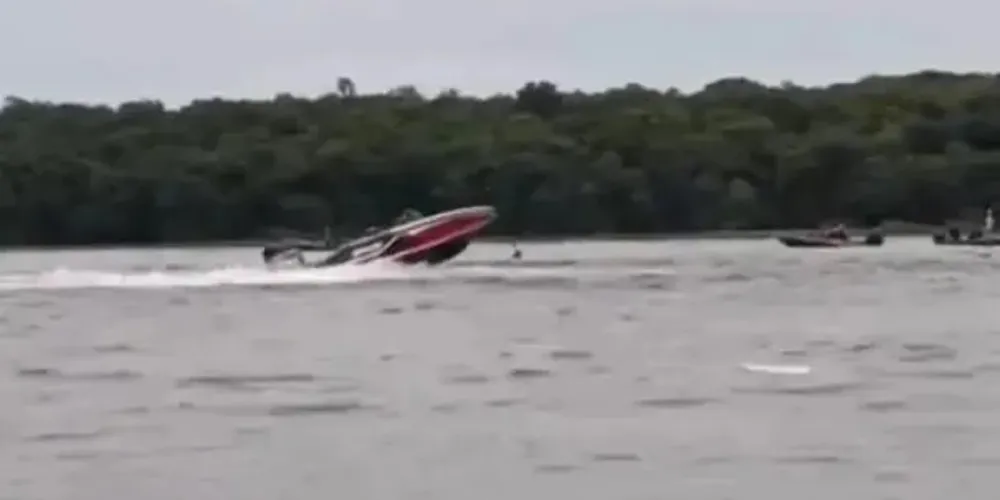 Uma das lanchas ficou descontrolada após o ocorrido