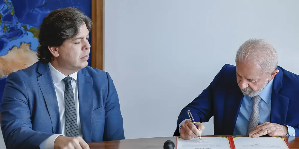 Lula assina documento que decreta Frederico de Siqueira Filho como novo ministro das Comunicações