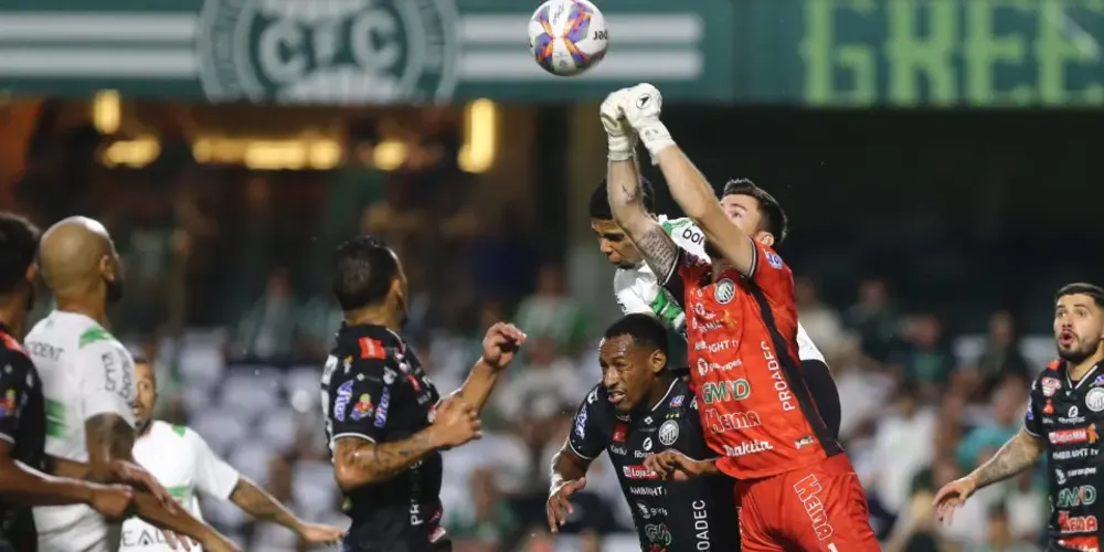 Lance de partida entre Coritiba e Operário