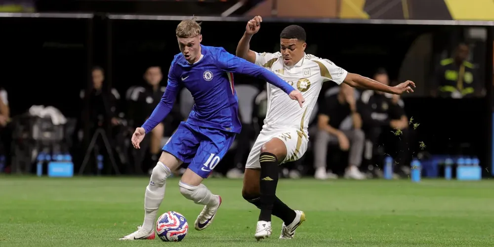 Disputa de bola na partida entre LA FC e Chelsea