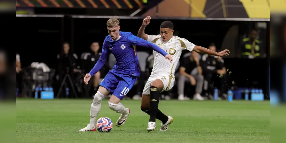 Disputa de bola na partida entre LA FC e Chelsea