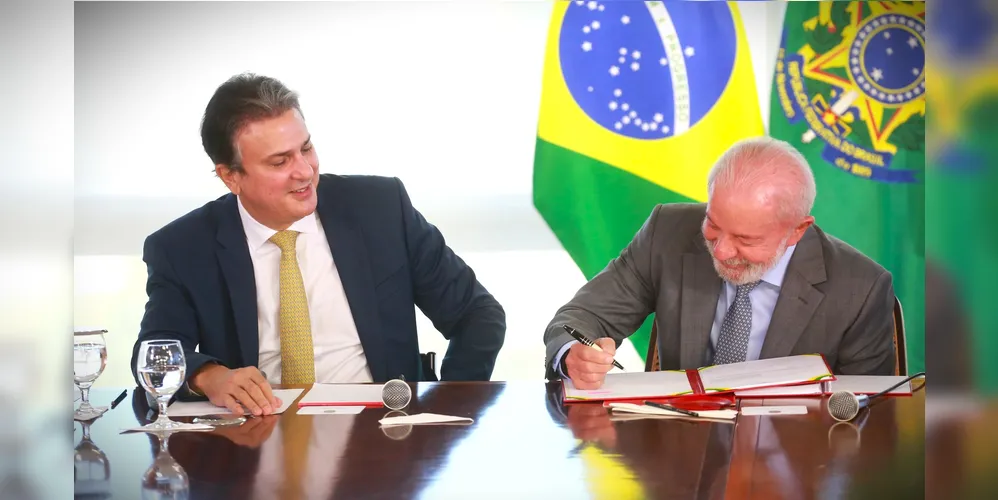 Ministro da Educação, Camilo Santana e o presidente Luiz Inácio Lula da Silva