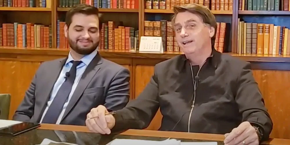 Felipe Martins, preso em Ponta Grossa ano passado, aparece ao lado do ex-presidente Jair Bolsonaro, réu do núcleo 1 da suposta 'trama golpista'