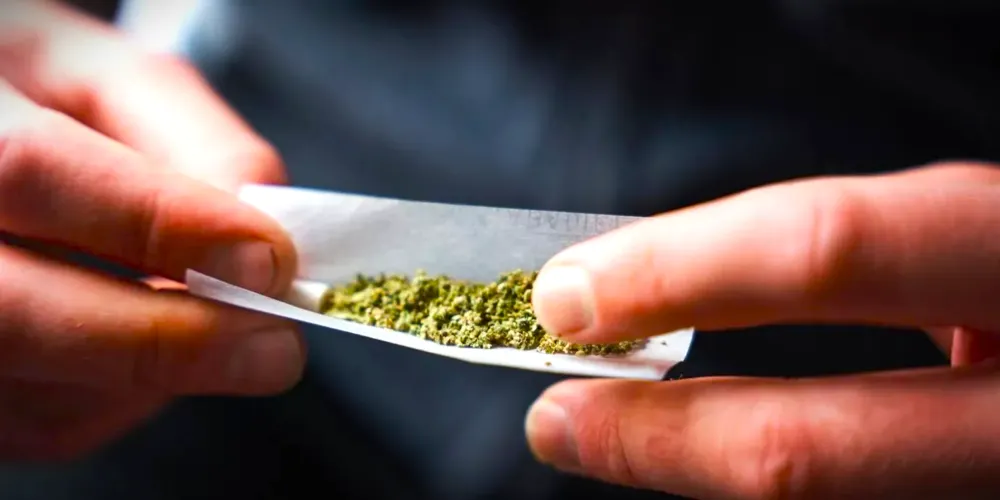 Suspeito também teria jogado ao chão um cigarro de maconha