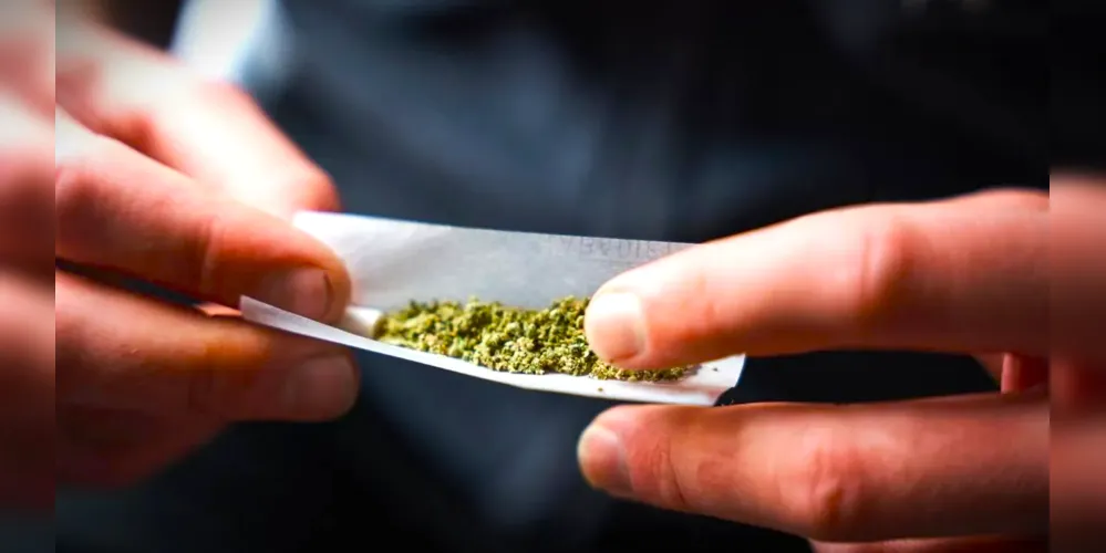 Suspeito também teria jogado ao chão um cigarro de maconha