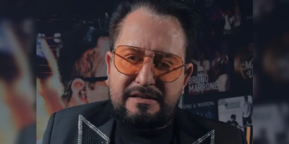 O cantor caiu do palco na semana passada durante um show em Goiânia