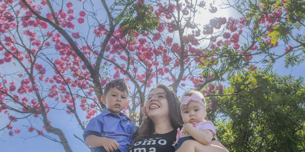 Maísa Caminski Antunes caminha com seus filhos, Pedro e Melissa.
