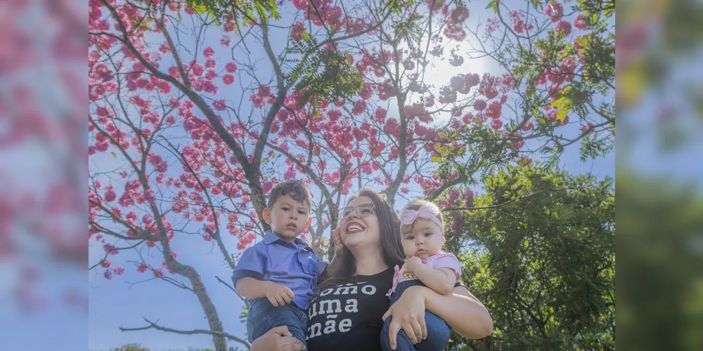 Maísa Caminski Antunes caminha com seus filhos, Pedro e Melissa.