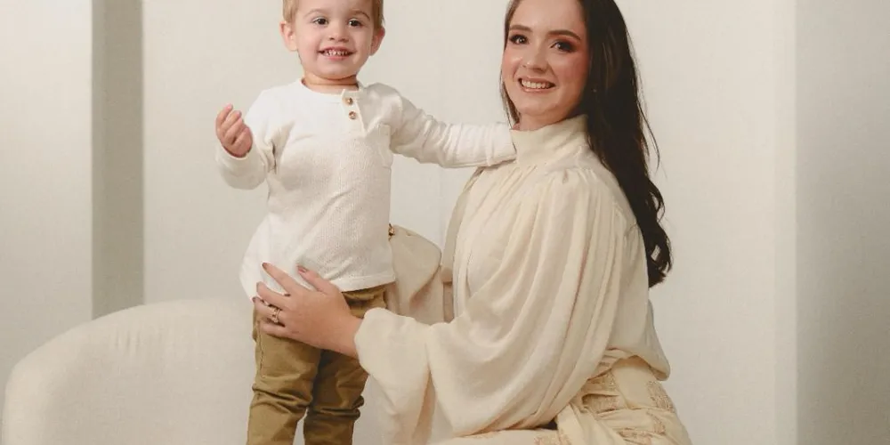 Milena Dallarmi Mendes e seu filho Heitor Dallarmi Mendes