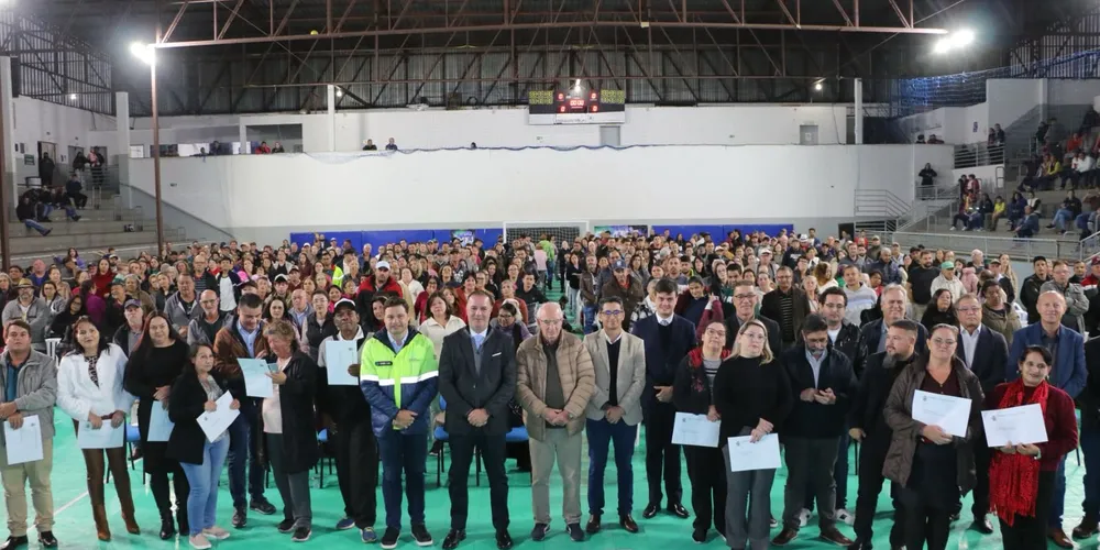 A cerimônia de entrega da documentação aconteceu na última sexta-feira (25), com a quadra do Ginásio José Pagnacco lotada