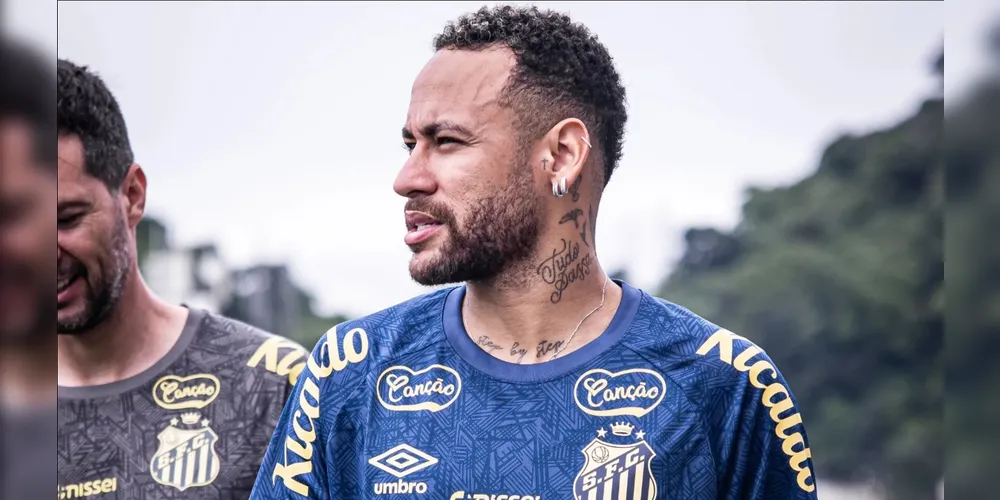 Neymar mostrou seu novo carro no CT do Santos