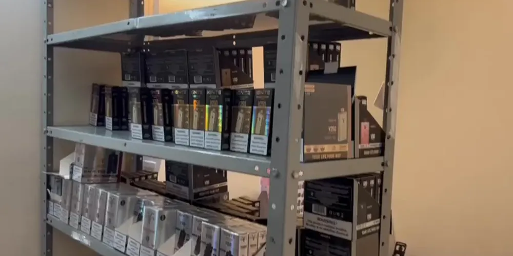 O suspeito foi preso em flagrante por manter em depósito para venda os cigarros eletrônicos