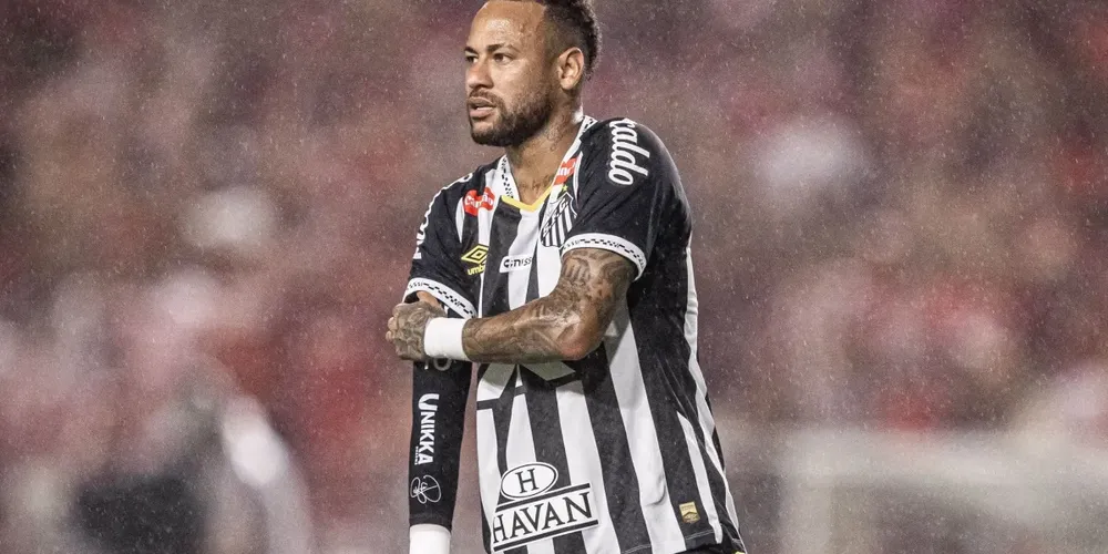 Neymar em ação pelo Santos contra o CRB pela Copa do Brasil