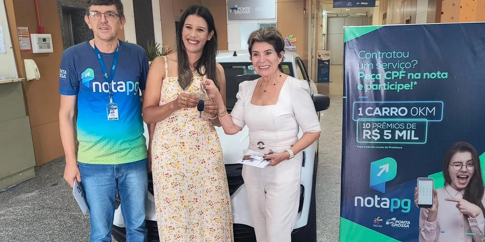 Secretário da Fazenda e prefeita Elizabeth Schmidt entregam chave do carro para vencedora da última edição do Nota PG