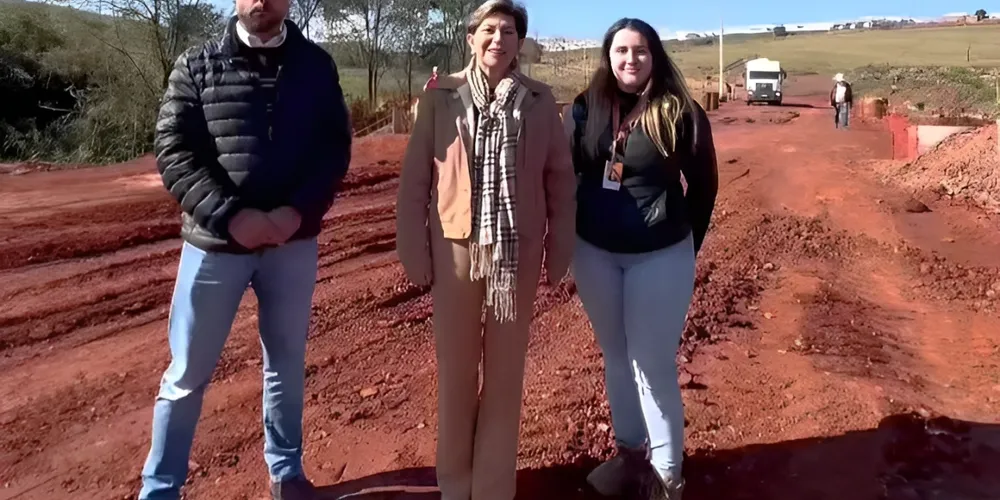 Elizabeth Schmidt esteve no canteiro de obras acompanhada do presidente do Iplan e de uma engenheira da empresa responsável pelo serviço