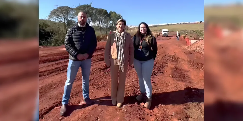 Elizabeth Schmidt esteve no canteiro de obras acompanhada do presidente do Iplan e de uma engenheira da empresa responsável pelo serviço