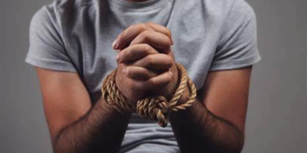 Homem foi amarrado pelo filho da vítima