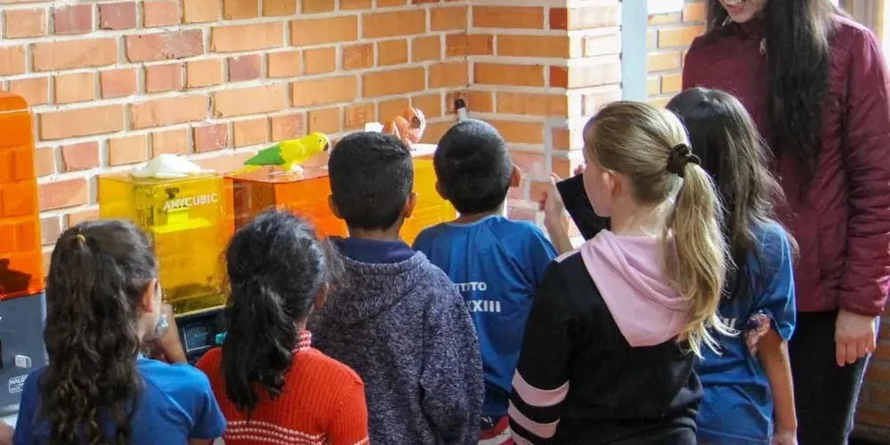 A oficina integra um projeto de doutorado desenvolvido por Gizele, que tem se destacado por levar instrumentos musicais produzidos por impressão 3D a crianças e adolescentes em situação de vulnerabilidade social