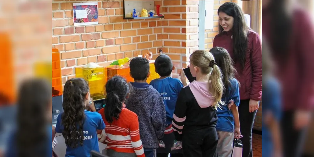 A oficina integra um projeto de doutorado desenvolvido por Gizele, que tem se destacado por levar instrumentos musicais produzidos por impressão 3D a crianças e adolescentes em situação de vulnerabilidade social