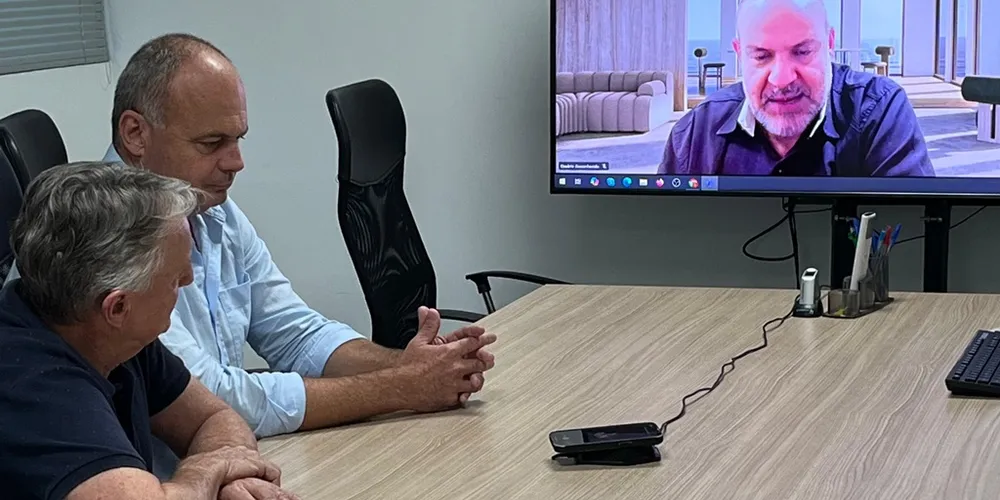 Adelmo Klosowski, Osnei Stadler e representantes da empresa realizaram reunião