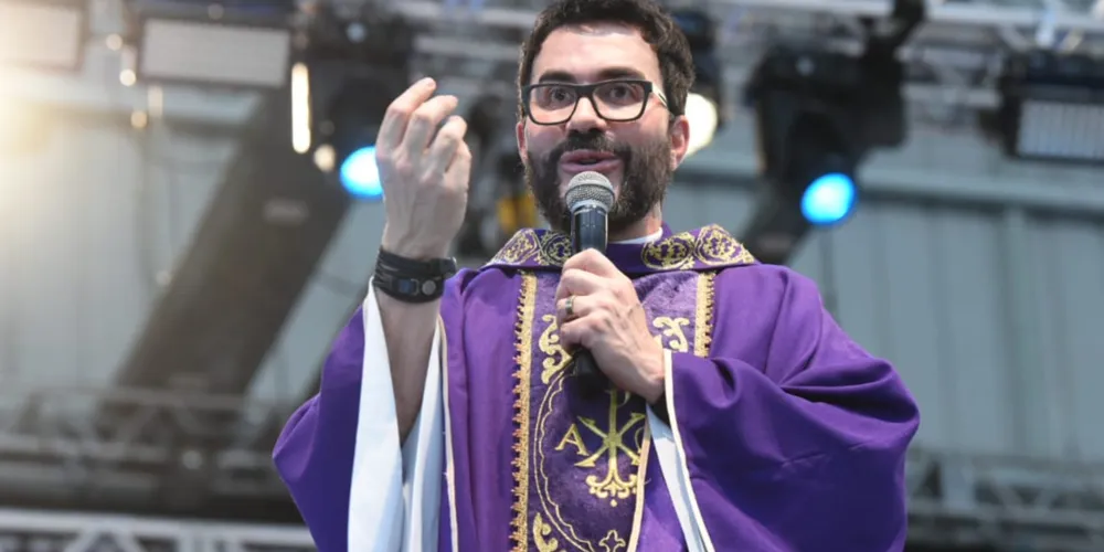 Padre durante participação no Acampamento Hosana Brasil 2022