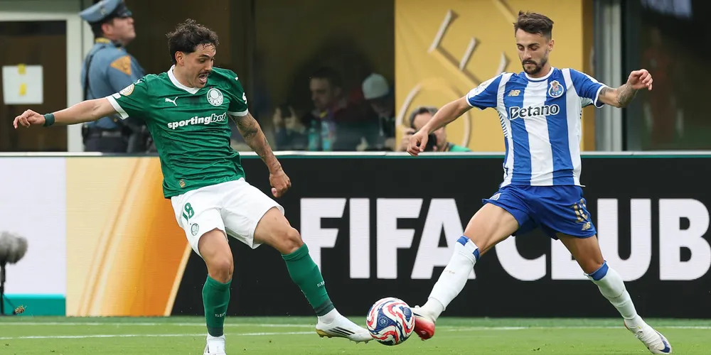 Maurício disputa bola com jogador do Porto