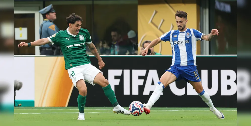 Maurício disputa bola com jogador do Porto