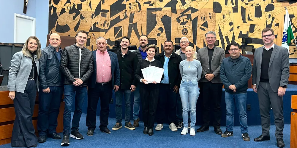 Prefeita Elizabeth Schmidt e secretários entregaram os textos presencialmente na Câmara de vereadores