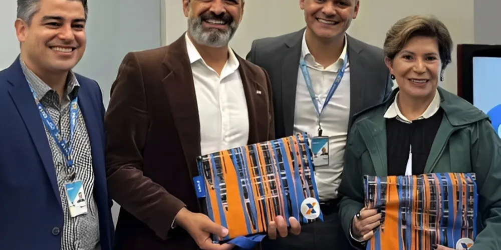 Vice-prefeito Pastor Moisés Faria e prefeita Elizabeth Schmidt se encontraram com lideranças da Caixa Econômica Federal