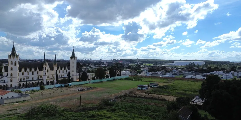 Nuvens tomam conta do céu ao longo do dia