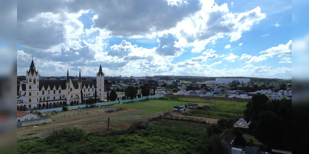 Nuvens tomam conta do céu ao longo do dia