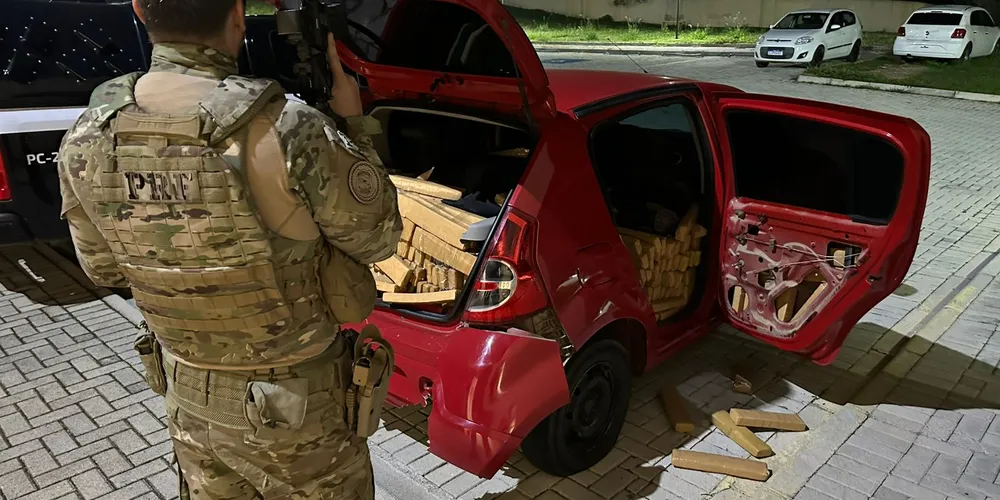 O carro levava 600kg de drogas