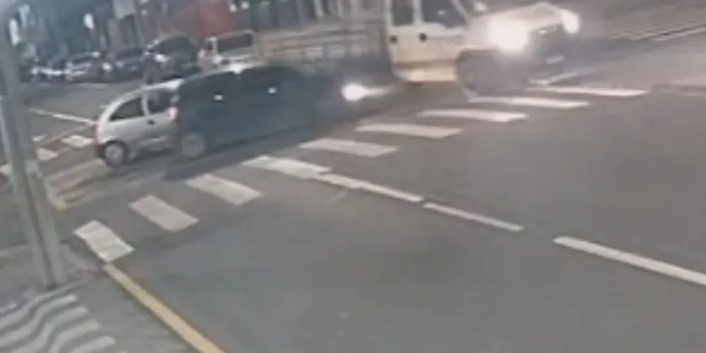 O motorista de um dos carros sofreu uma luxação na perna direita