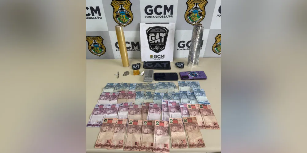 Em busca pessoal, foi encontrada, com outro dos indivíduos, a quantia de R$ 195 em notas trocadas