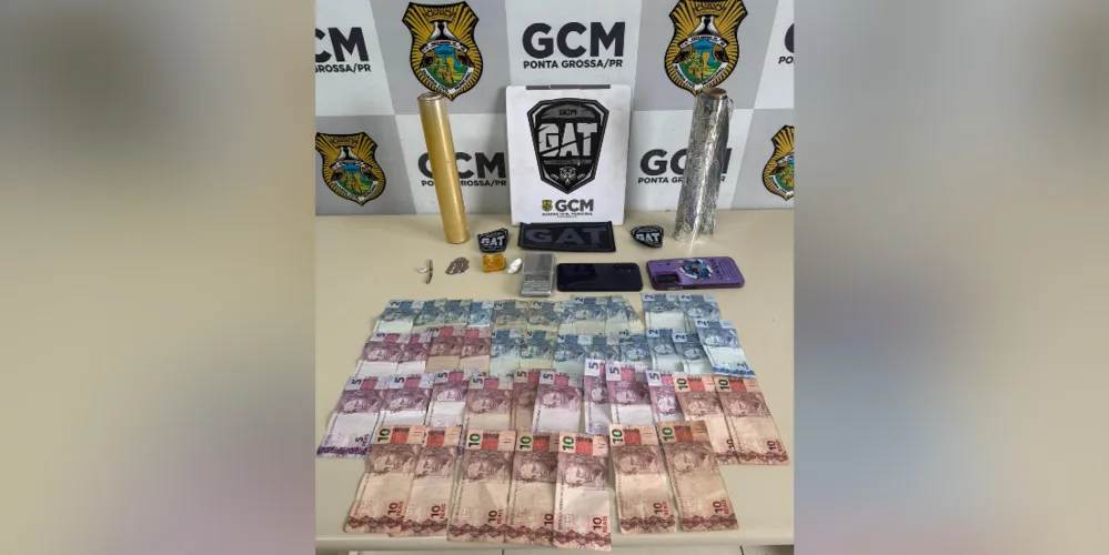 Em busca pessoal, foi encontrada, com outro dos indivíduos, a quantia de R$ 195 em notas trocadas
