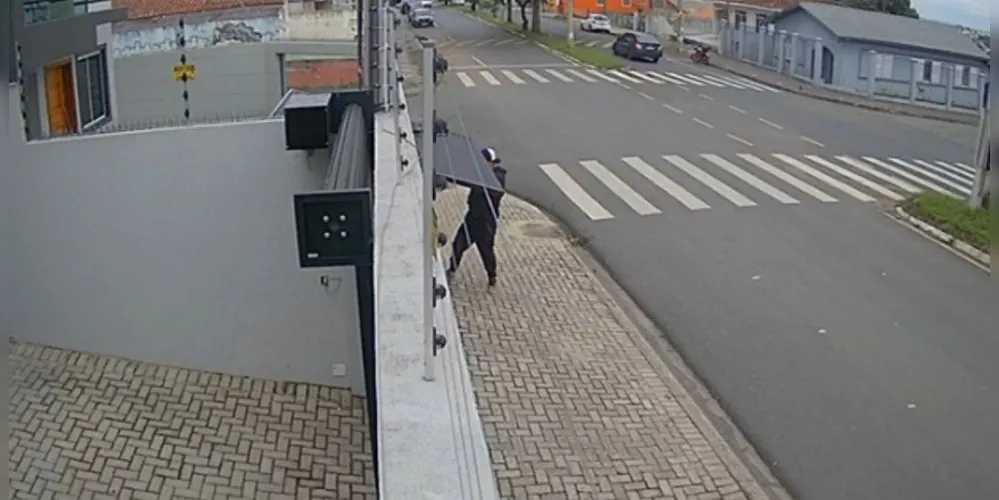 Uma câmera flagrou o momento do arrombamento