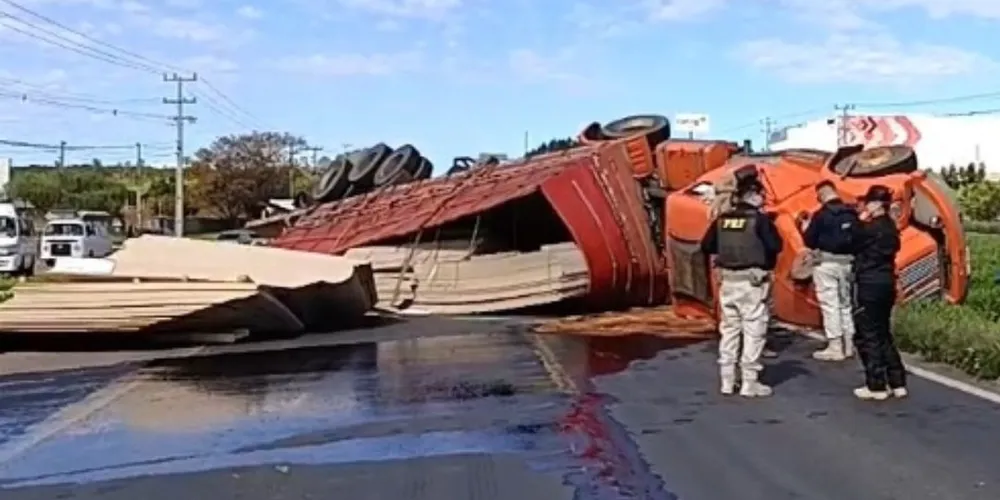 Carreta estaria carregada com compensados