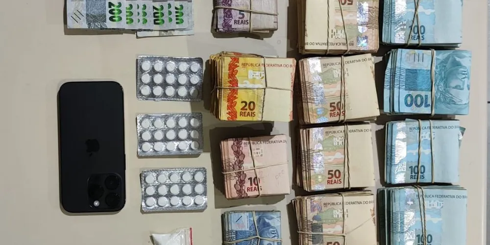 O condutor foi preso em flagrante por tráfico de drogas